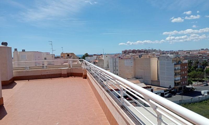 Apartamento en venta en Torrevieja, Centro photo 0