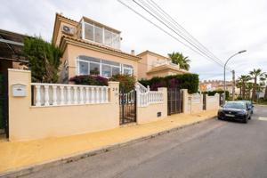 Chalet en venta en Orihuela Costa, Villamartín-Las Filipinas photo 0