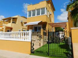 Chalet en venta en Orihuela Costa, Villamartín-Las Filipinas photo 0