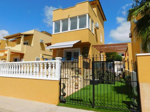 Chalet en venta en Orihuela Costa, Villamartín-Las Filipinas photo 0
