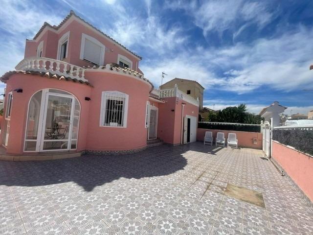 Chalet en venta en Orihuela Costa, Los Almendros-La Florida photo 0
