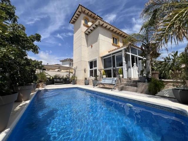Chalet en venta en Orihuela Costa, Playa Flamenca photo 0