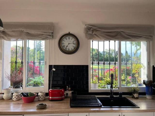 Apartamento en venta en Estepona, Nueva Atalaya photo 0