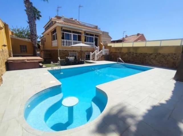 Chalet en venta en Torrevieja, Aguas nuevas 2 photo 0