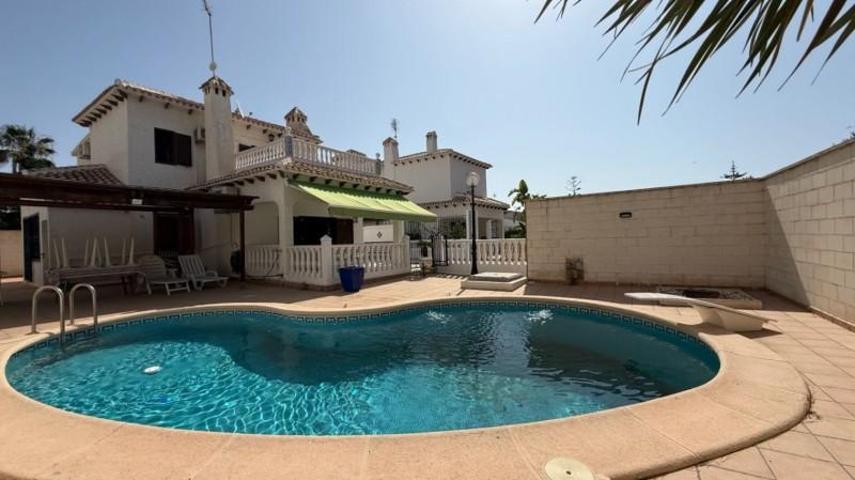 Chalet en venta en Orihuela Costa, La Zenia photo 0