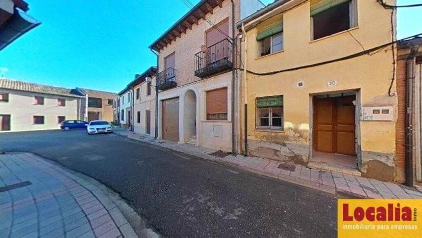 Casa con terreno en venta en Paredes de Nava photo 0