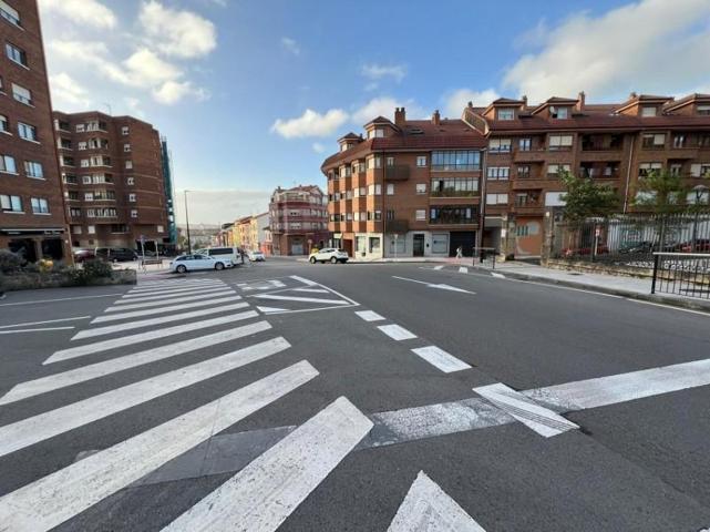 Local comercial en venta en Avilés, Avilés photo 0