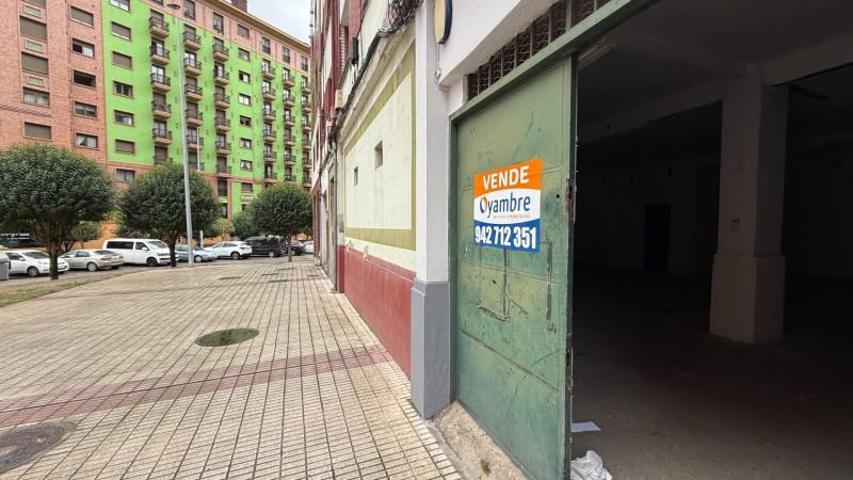 Local comercial en venta en Avilés, Puerta de la Villa - Arbolón photo 0