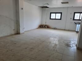 Local comercial en venta en Valencia, Torrefiel photo 0