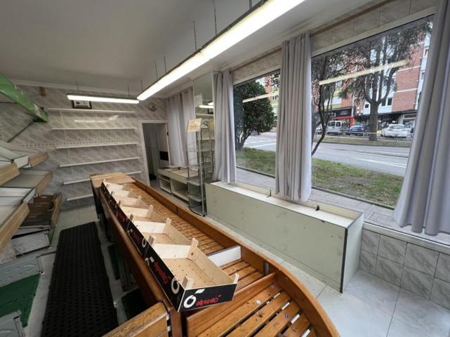 Local comercial en venta en Avilés, Avilés photo 0