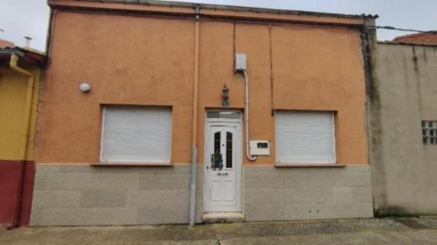 Casa en venta en Bustillo del Páramo, Santa Marina del Rey photo 0