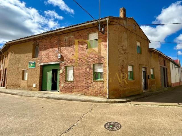 Casa en venta en Matadeón de los Oteros photo 0