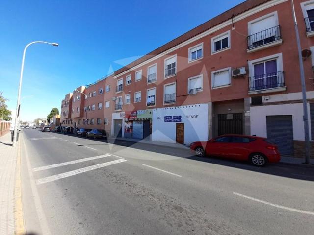 Local comercial en venta en Badajoz photo 0