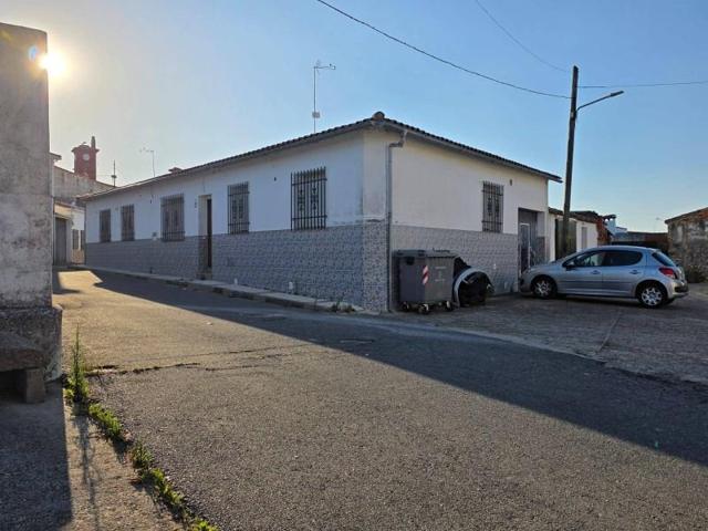 Chalet en venta en Coria photo 0