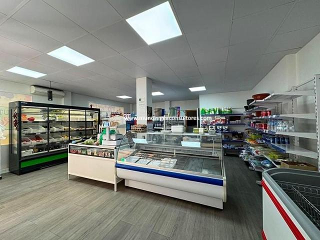 Local comercial en venta en Lucena photo 0