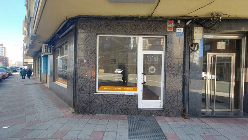 Local comercial en venta en León, Chantria photo 0