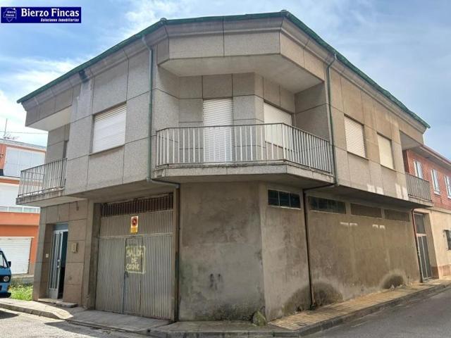 Casa con terreno en venta en Cacabelos, * centro photo 0