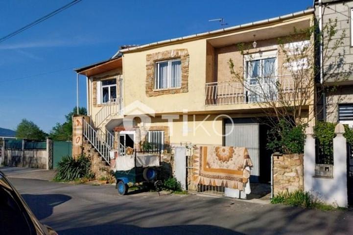 Casa con terreno en venta en Carballiño photo 0