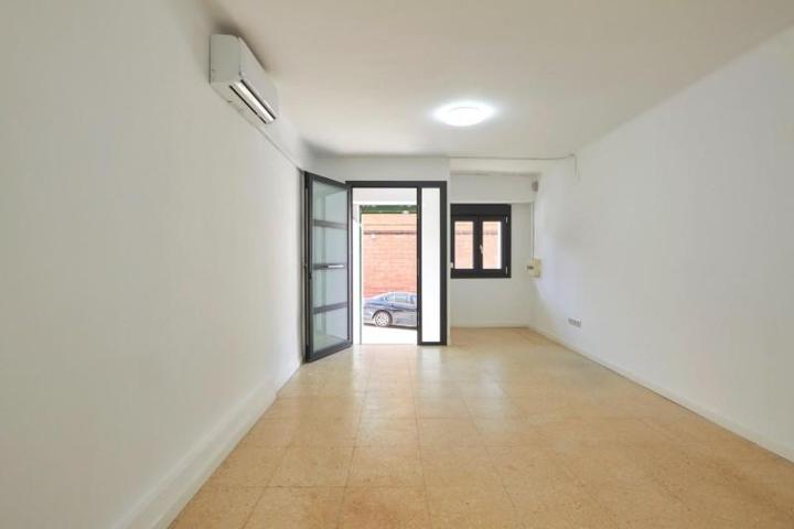 Local comercial en venta en Barcelona, Horta photo 0