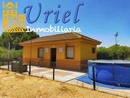 Chalet en venta en Carmona, Urbanización Los Naranjos photo 0