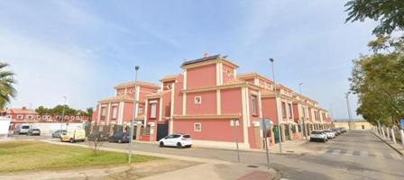 Adosada en venta en Brenes, Andalucia photo 0