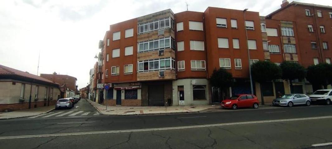 Local comercial en venta en León, Antibioticos photo 0