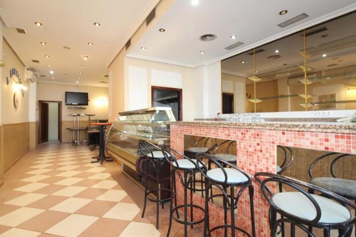 Local comercial en venta en Bormujos, Aljarafe photo 0