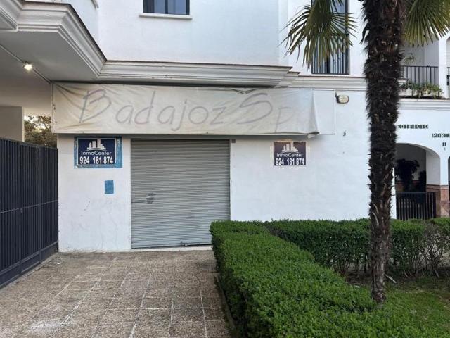 Local comercial en venta en Badajoz, Valdepasillas photo 0