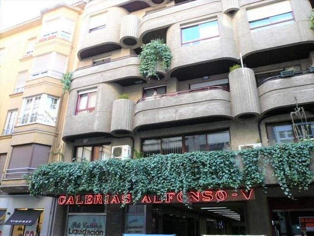 Local comercial en venta en León, Centro photo 0