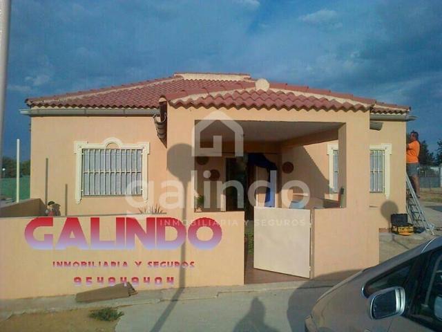 Casa con terreno en venta en Arahal photo 0