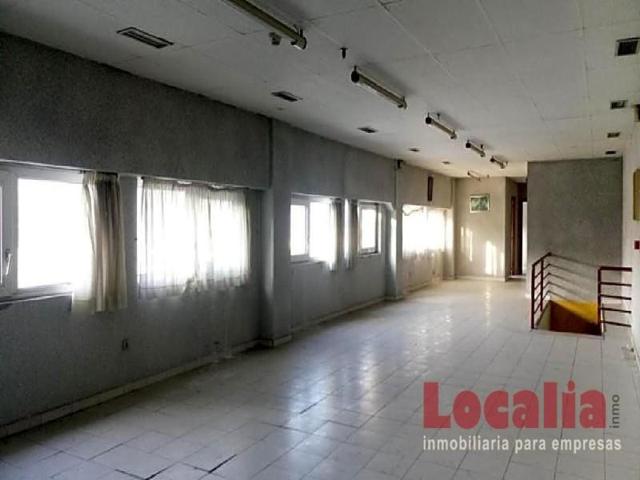 Local comercial en venta en Torrelavega photo 0