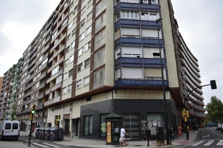 Local comercial en venta en Zaragoza, Centro photo 0