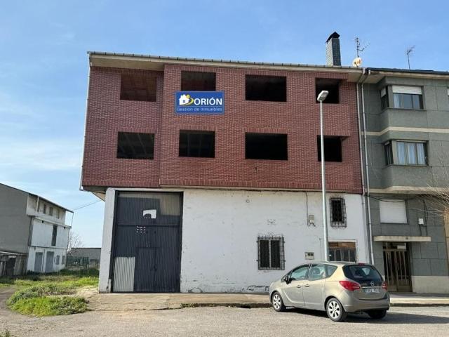 Edificio en venta en Ponferrada, Cuatrovientos photo 0
