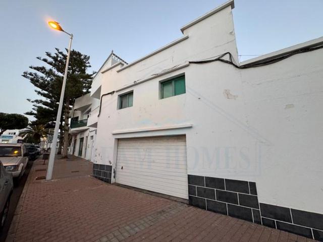 Local comercial en venta en Tías photo 0