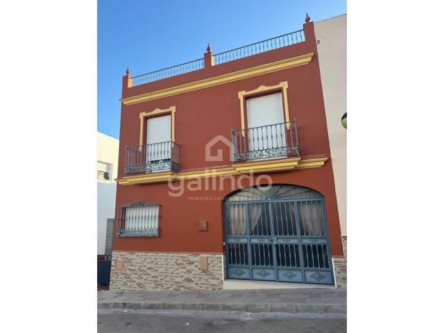 Casa en venta en Paradas photo 0