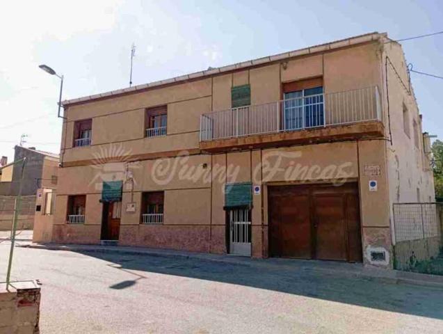 Casa con terreno en venta en Algueña photo 0
