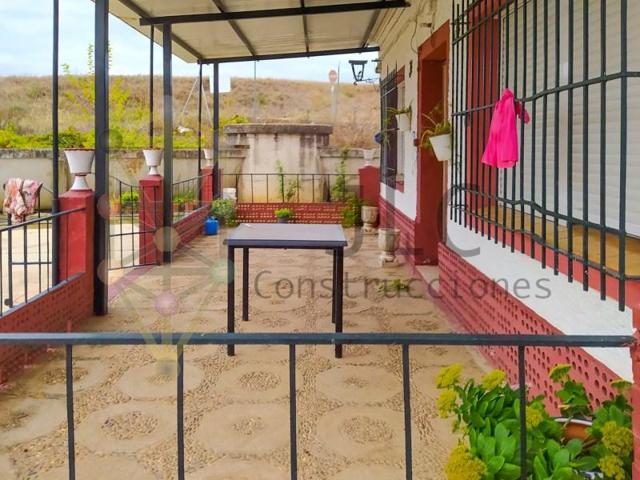 Chalet en venta en Lora del Río photo 0