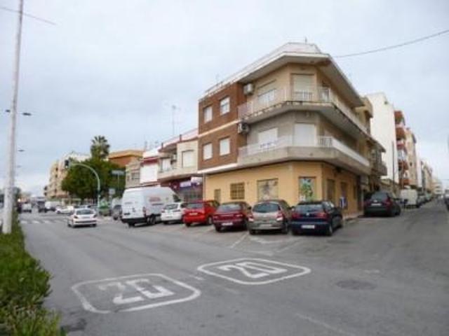 Local comercial en venta en Torrevieja, Torrevieja photo 0
