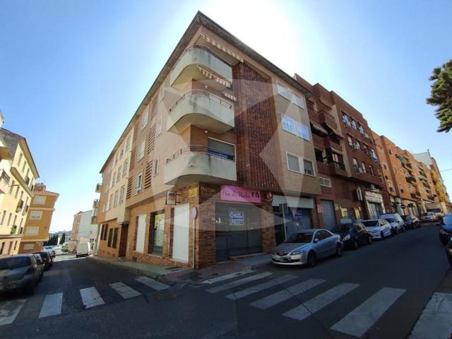 Local comercial en venta en Badajoz photo 0