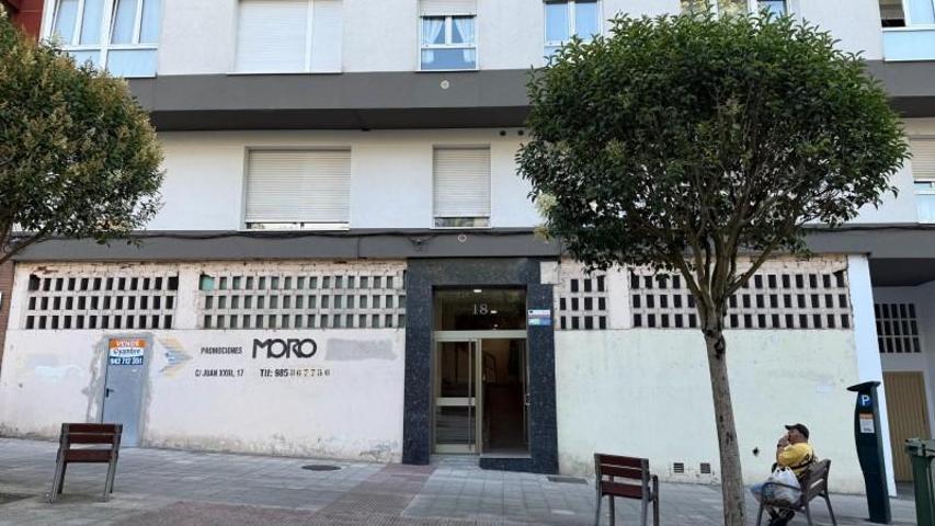 Local comercial en venta en Avilés, Avilés photo 0