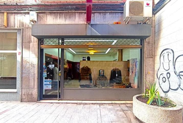 Local comercial en venta en León, Centro photo 0