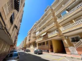 Apartamento en venta en Torrevieja, Playa de los Locos photo 0