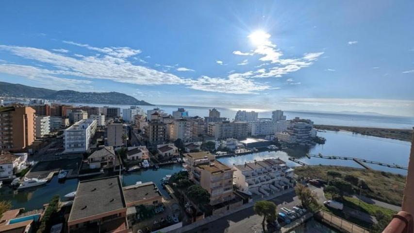 Apartamento en venta en Roses, Santa Margarida photo 0