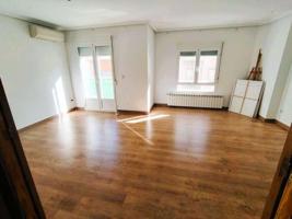 Apartamento en venta en Valdepeñas, Calle Constitución photo 0