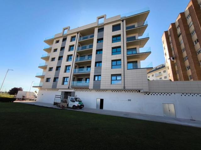 Local comercial en venta en León, La Granja photo 0