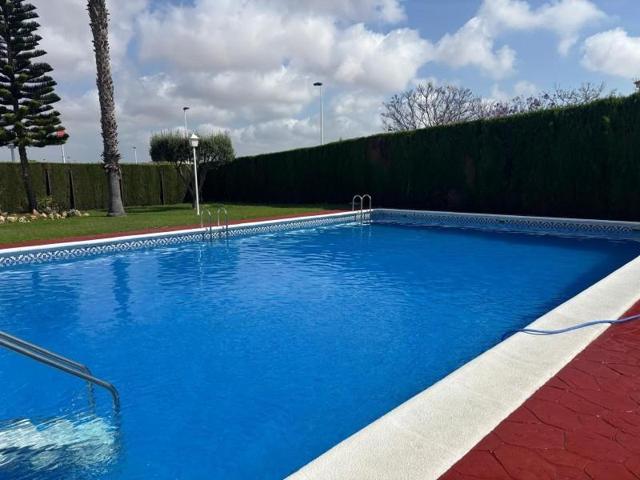 Bungalow en venta en Torrevieja, Playa de los locos photo 0