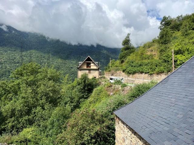 Casa con terreno en venta en Arrés photo 0