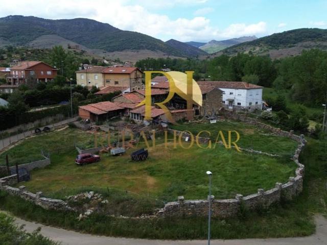 Casa en venta en Boñar photo 0