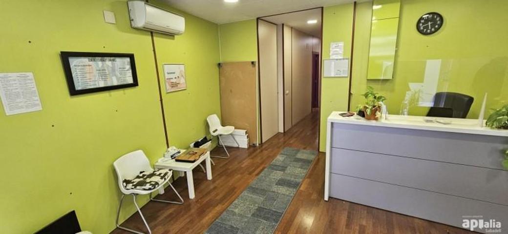 Local comercial en venta en Sabadell, Can rull photo 0