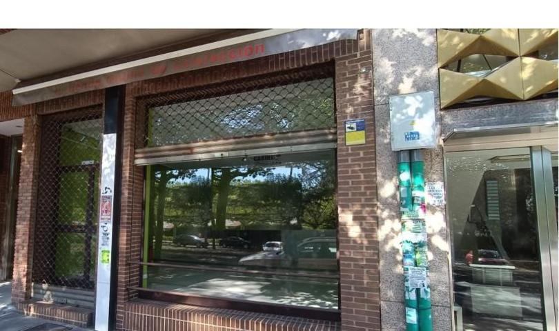 Local comercial en venta en León, San Claudio photo 0